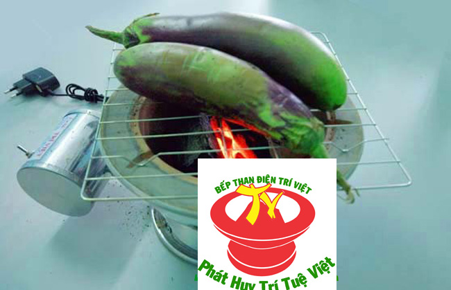 Nướng cà trên bếp than điện Trí Việt