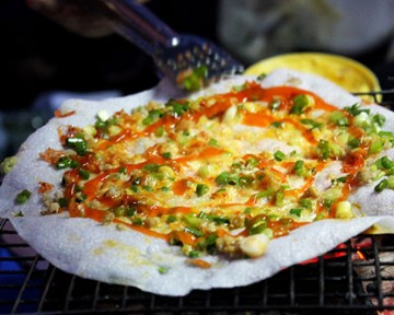 Bếp than điện dùng nướng bánh tráng nướng món ăn đặc sản tại Đà Lạt