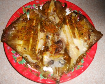 Cách làm món cá đuối nướng nghệ thơm nức mũi trên bếp than